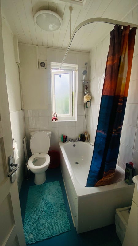 Spacious double room for rent - student accommodation in Ruislip - img_4