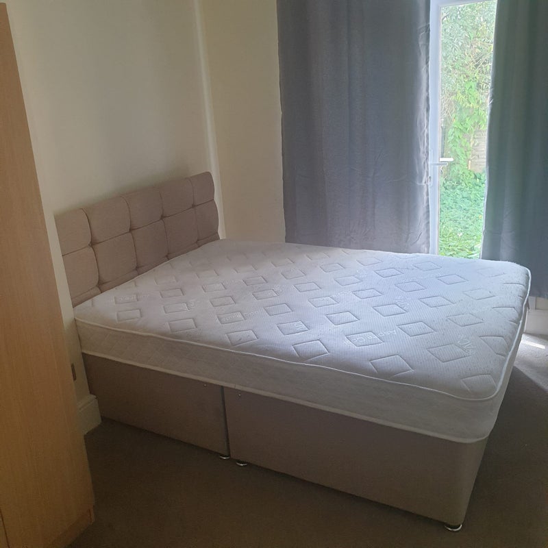 Large double room to rent in a semi detached house student accommodation in Edmonton - img_6
