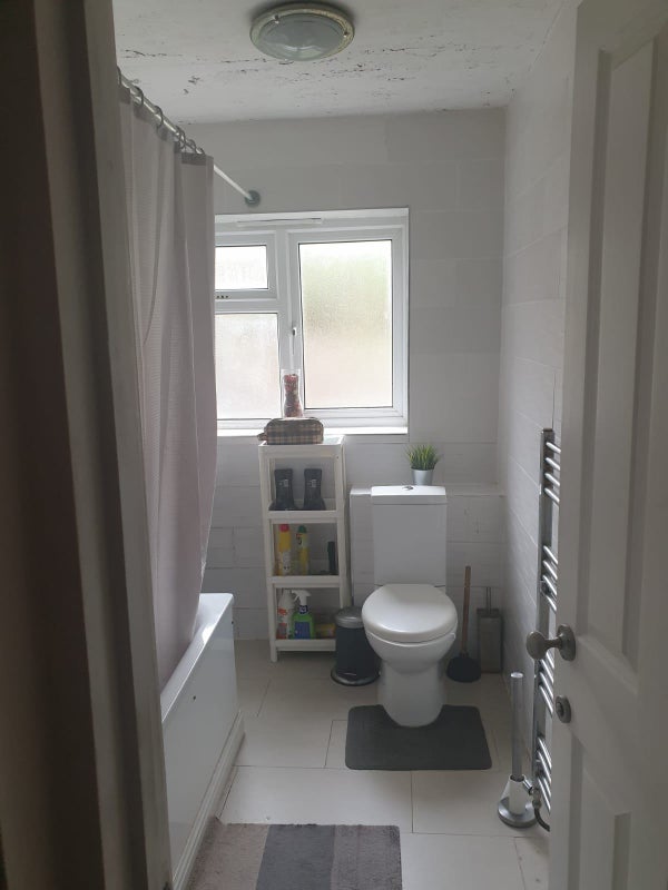 Large double room to rent in a semi detached house student accommodation in Edmonton - img_7