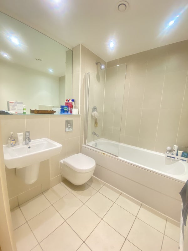 Spacious double room with own bathroom - student accommodation in Leeds - img_5
