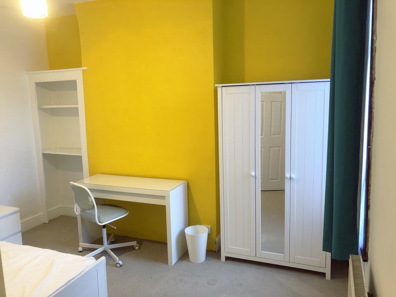Spacious double room - student accommodation in Liverpool - img_2