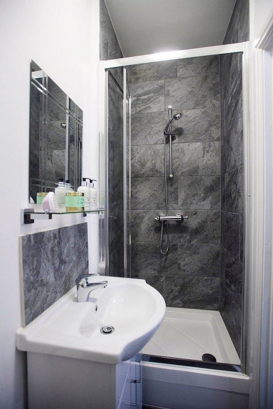 Spacious Ensuite Double Room to let - student accommodation in Lincoln - img_5