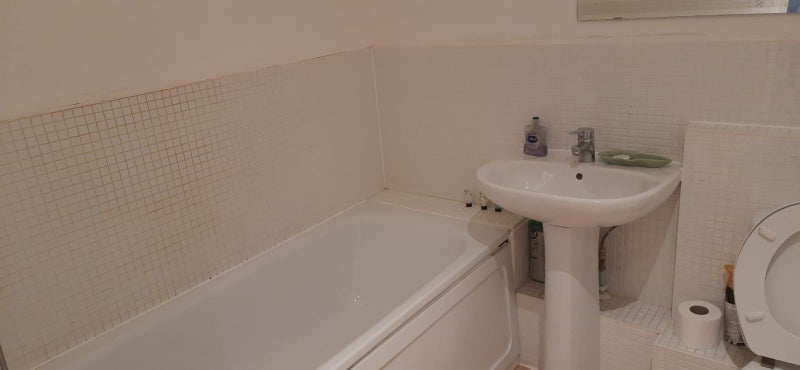 Spacious Furnished Room Available for Rent in SE9 - student accommodation in New Eltham - img_7