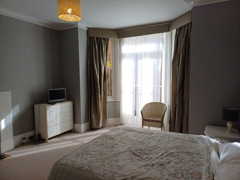 Spacious light double room in Godalming for rent - student accommodation in Godalming - img_6