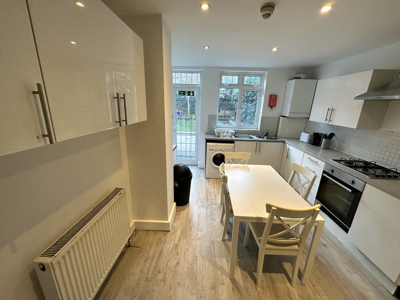 Spacious room in Muswell hill - student accommodation in Muswell Hill - img_8