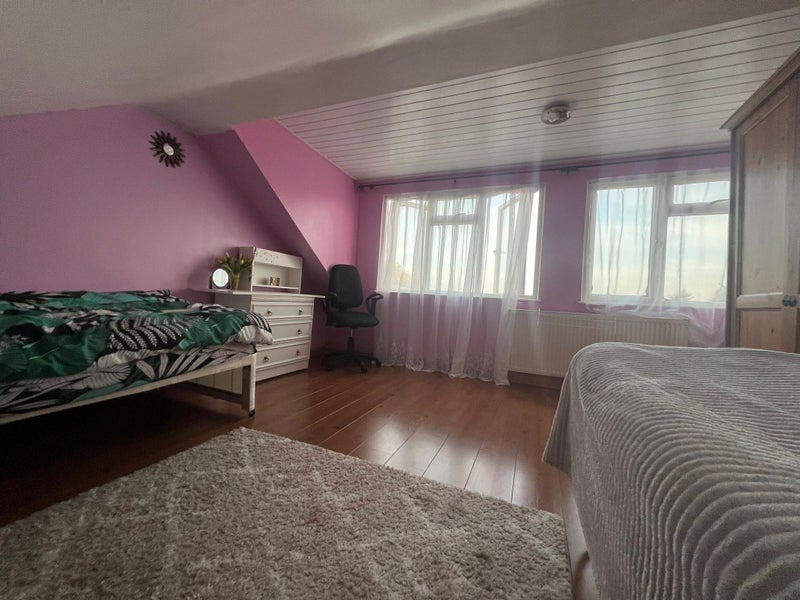Spacious room with private bathroom for rent - student accommodation in Hounslow - img_2