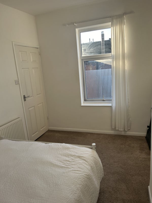 accommodation/spare-room-available-nn2/13082024_92944077.jpg