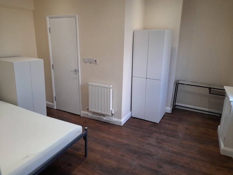 ST4/Station Large Double + Ensuite + Smart TV - student accommodation in Stoke-on-Trent - img_2