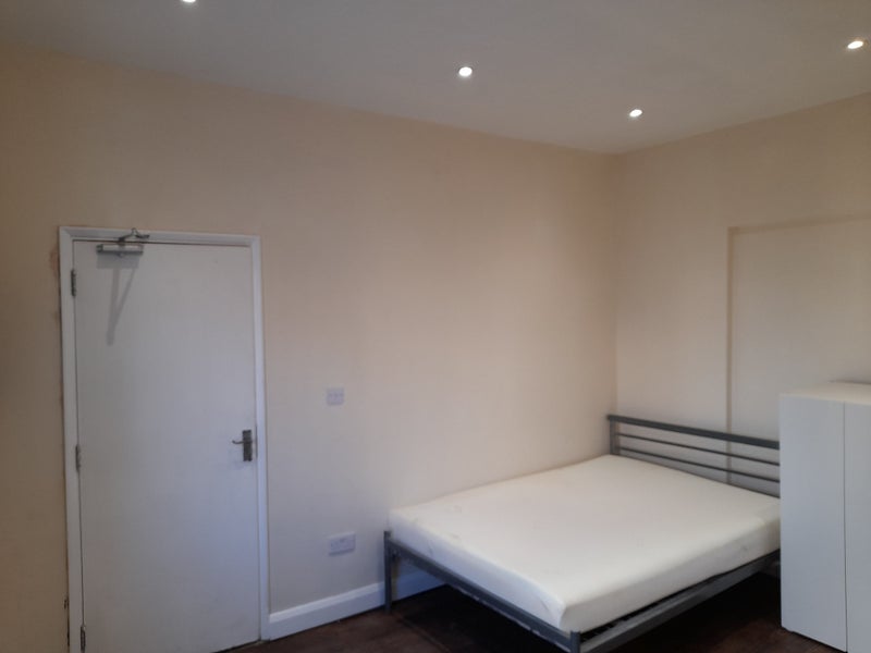 ST4/Station Large Double + Ensuite + Smart TV - student accommodation in Stoke-on-Trent - img_1