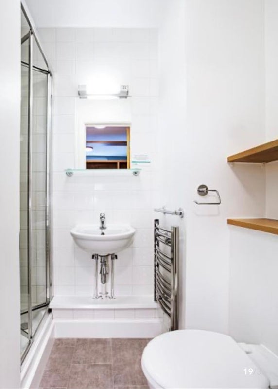 Studio room available - student accommodation in Commercial Road - img_6