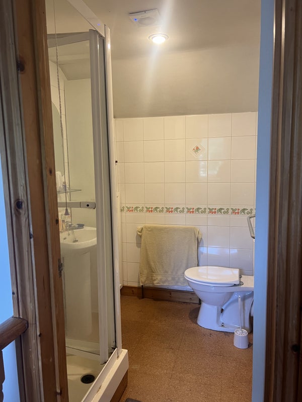 Spacious double room top level flat with balcony student accommodation in South Woodford - img_7