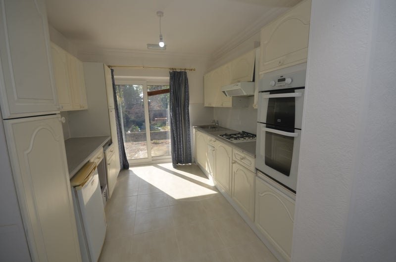 Large Double room available in 3 bed house student accommodation in Croydon - img_1