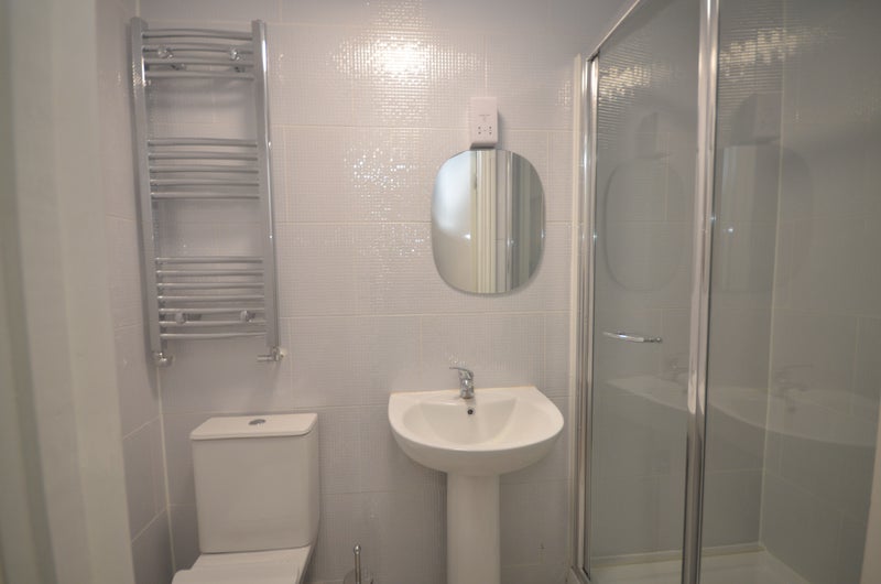 Large Double room available in 3 bed house student accommodation in Croydon - img_2