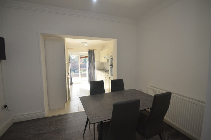Large Double room available in 3 bed house student accommodation in Croydon - img_3