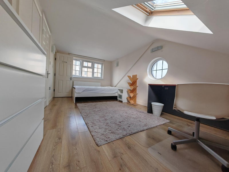 Stunning house studiosize Dbedroom ensuit parking - student accommodation in Island Gardens - img_1