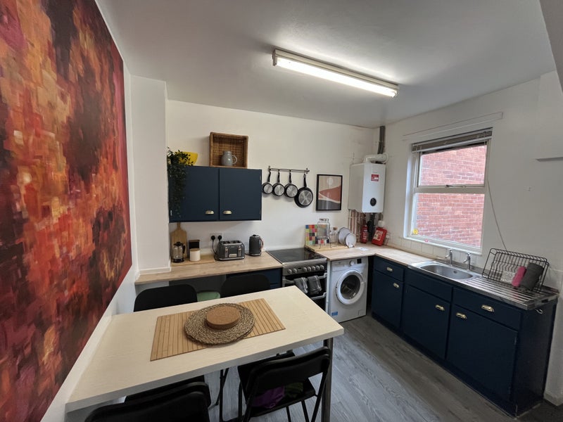 Room to rent from Sep at £330/month student accommodation in Belfast - img_1