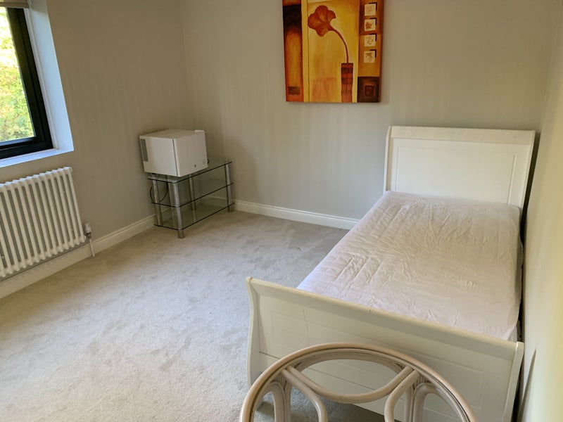 Sun/Mon-Fri Female tenant for double Room in home - student accommodation in Mayford - img_5