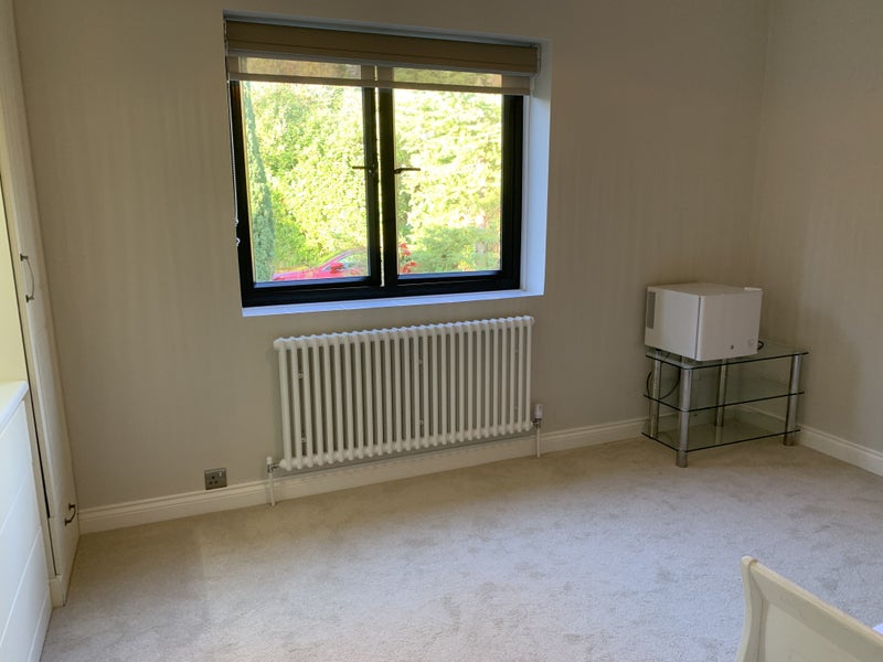Sun/Mon-Fri Female tenant for double Room in home - student accommodation in Mayford - img_1