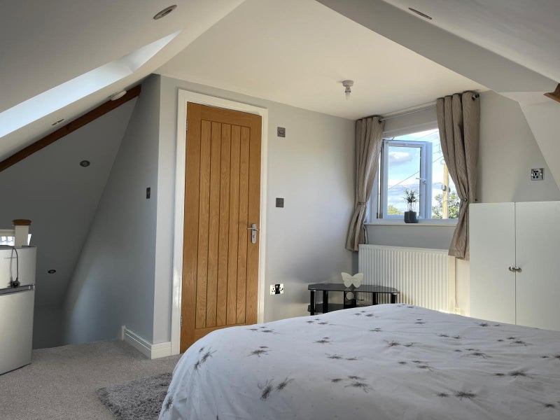 Superb double room  in clean, friendly  home - student accommodation in Langford - img_1