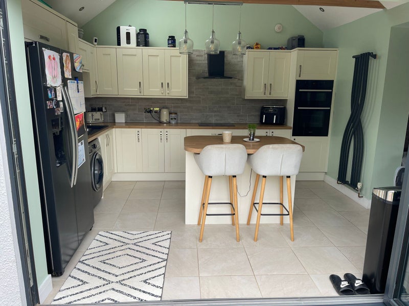 Superb double room  in clean, friendly  home - student accommodation in Langford - img_3