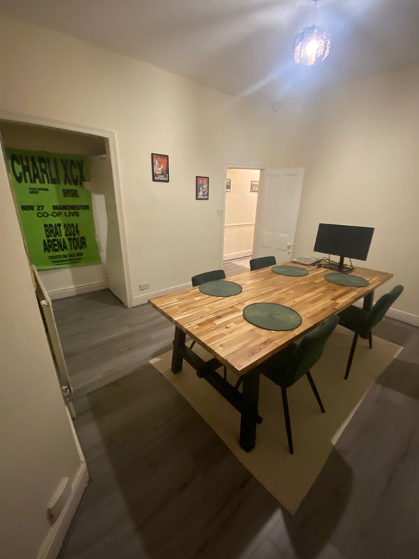 Large Room in friendly Victorian 4-Bed Houseshare student accommodation in Levenshulme - img_1