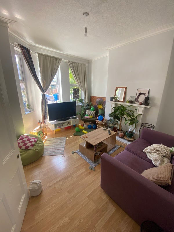 Large Room in friendly Victorian 4-Bed Houseshare student accommodation in Levenshulme - img_5