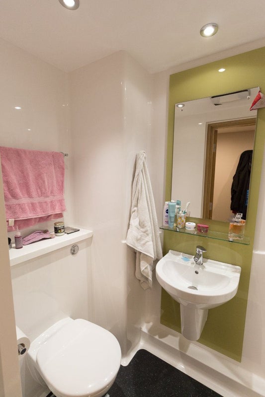 Two en suite rooms available near the meadows - student accommodation in Edinburgh - img_2