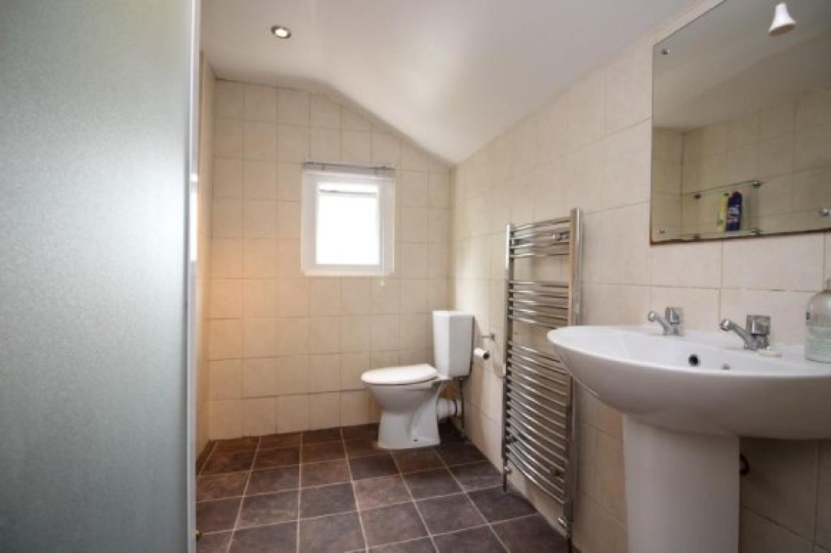 3-Bedroom house near the Canterbury West train station - student accommodation in Canterbury - img_6