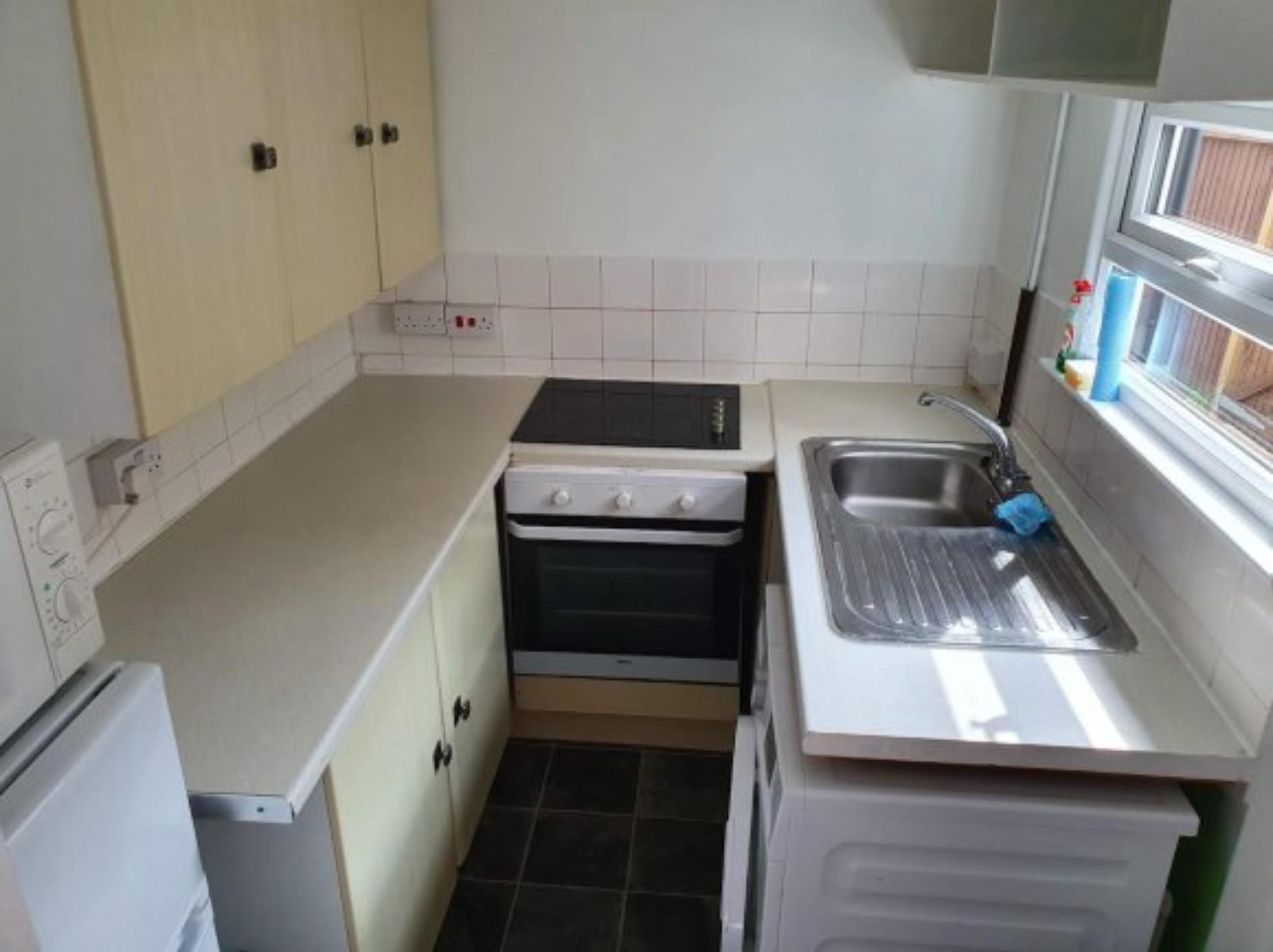 3-Bedroom house near the Canterbury West train station - student accommodation in Canterbury - img_12