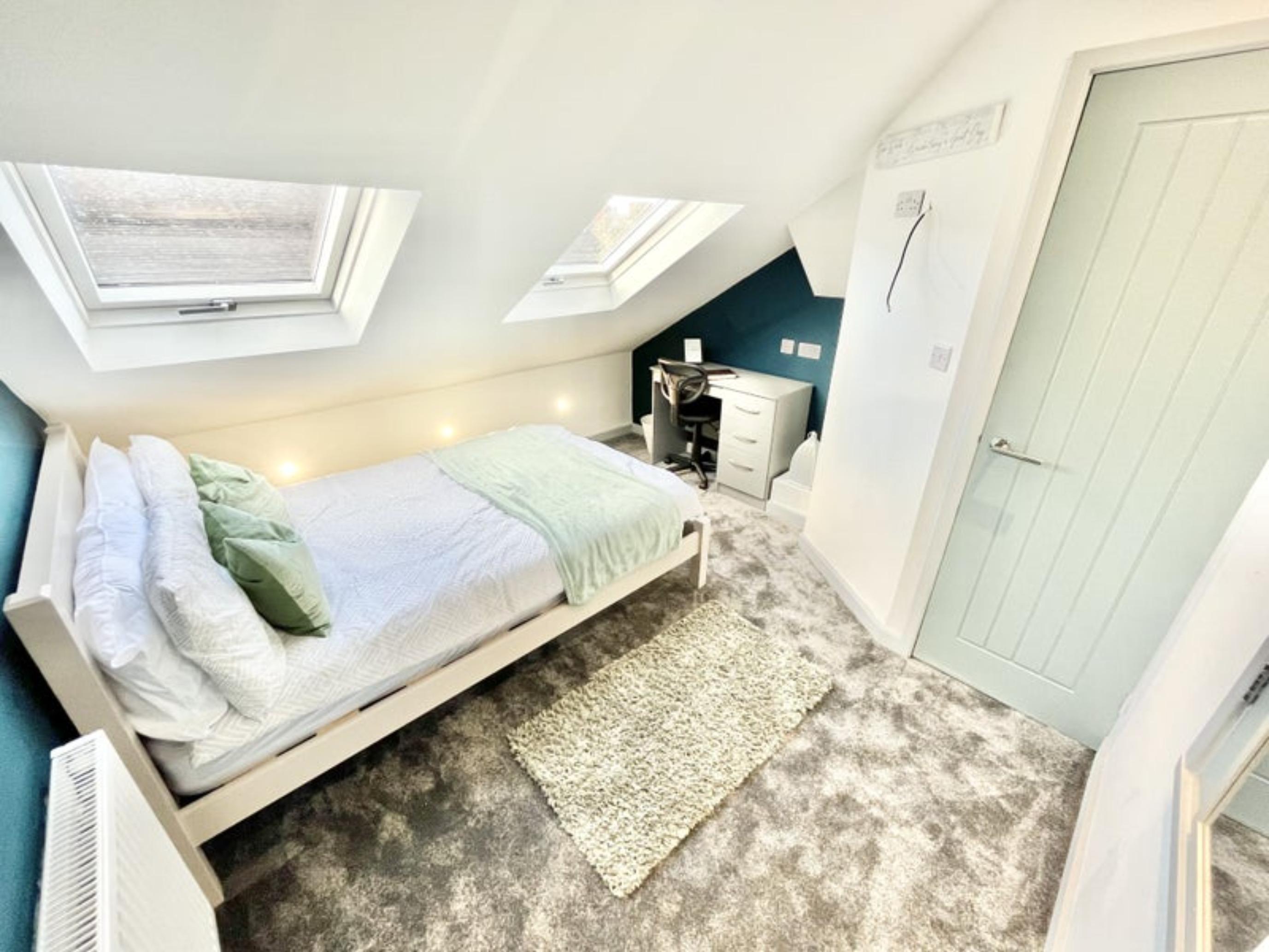 Admirable double bedroom in Stoke-on-Trent  - student accommodation in Stoke on Trent - img_2