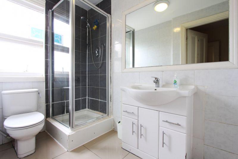Amazing double bedroom close to Brondesbury Overground Station - student accommodation in London - img_2