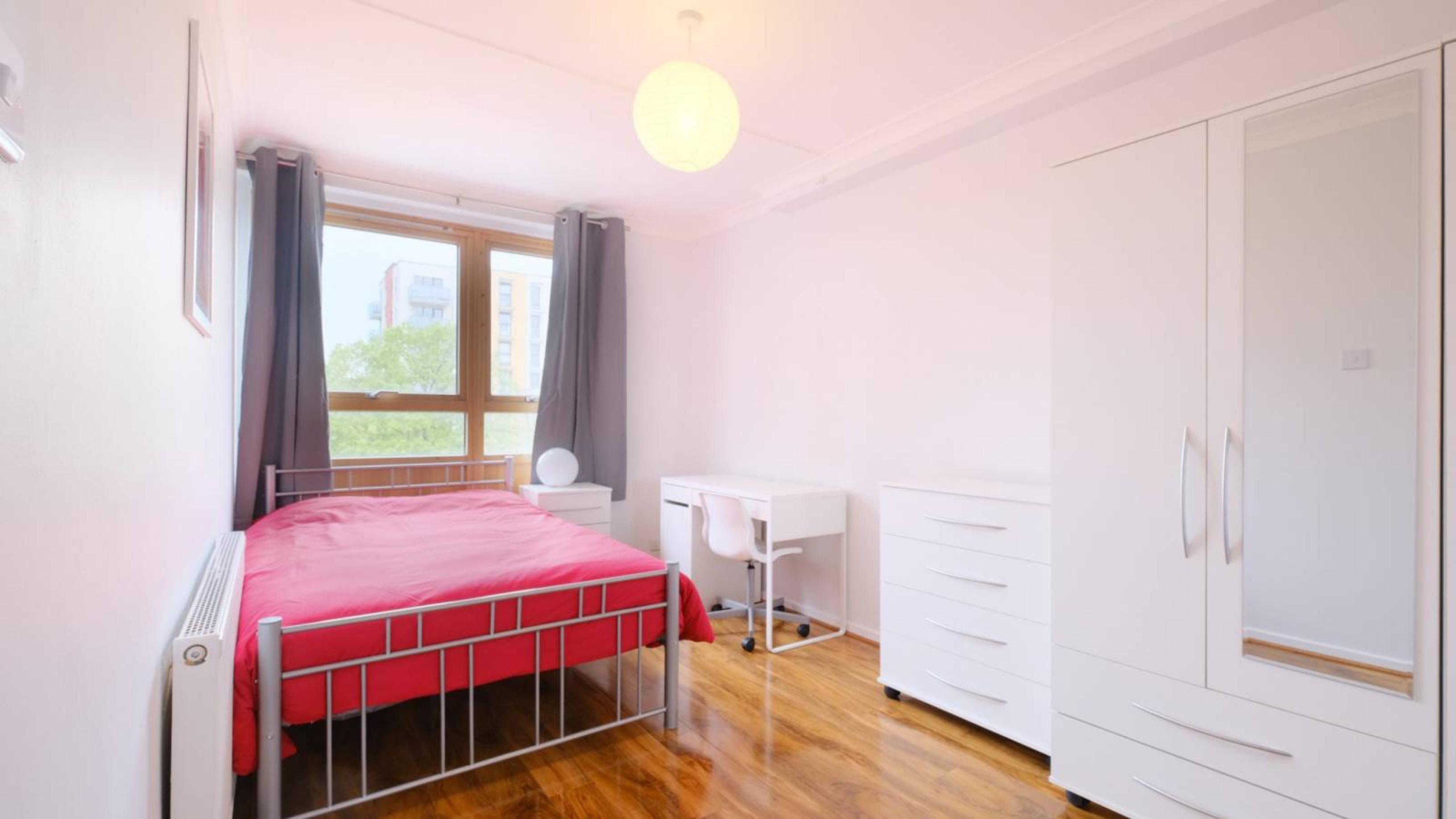 accommodation/uk/appealing-double-bedroom-near-the-stockwell-tube/bedroom-double-bedroom-room-2-19102023_647826_0.jpg