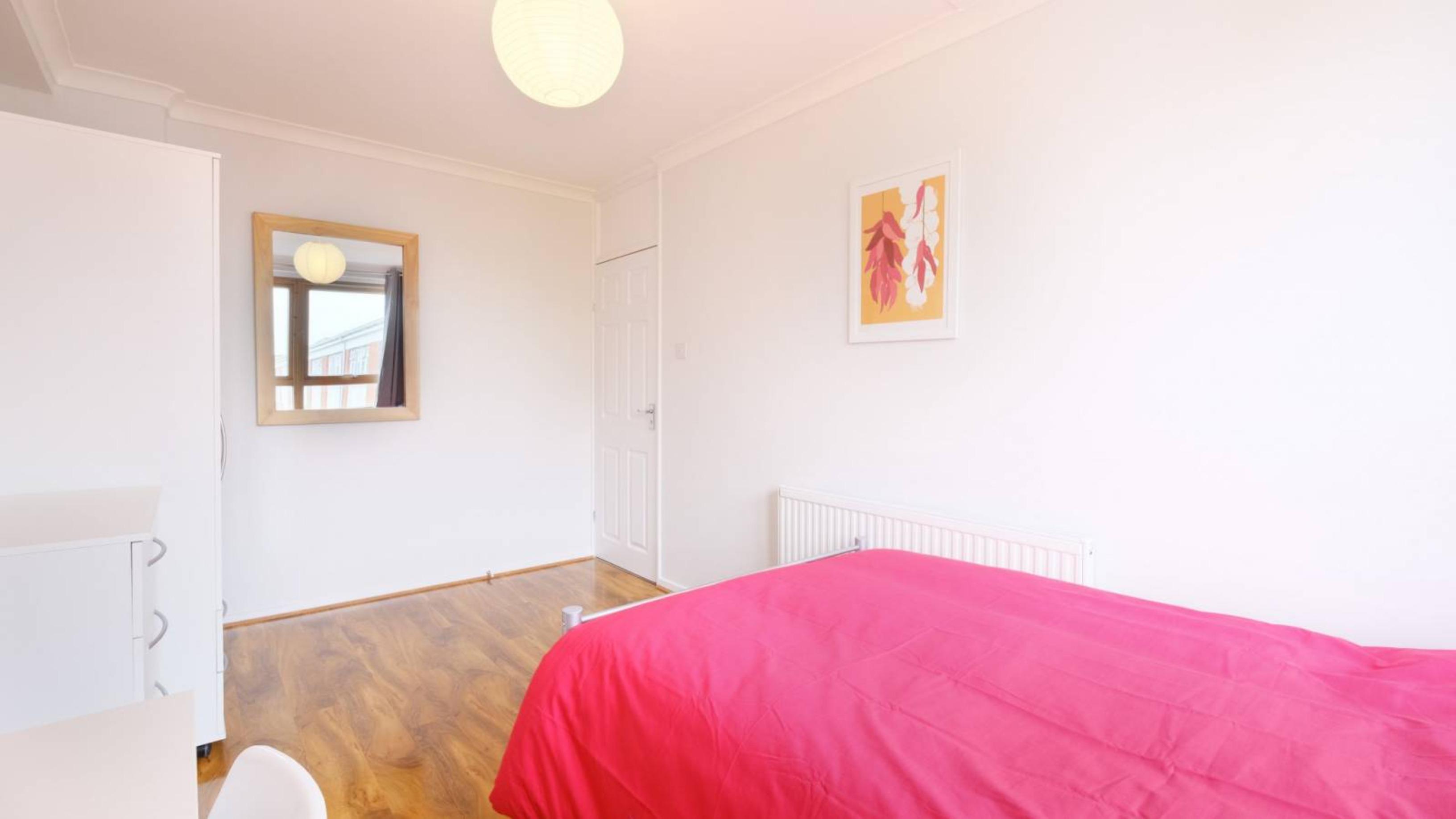 accommodation/uk/appealing-double-bedroom-near-the-stockwell-tube/bedroom-double-bedroom-room-2-19102023_647826_1.jpg