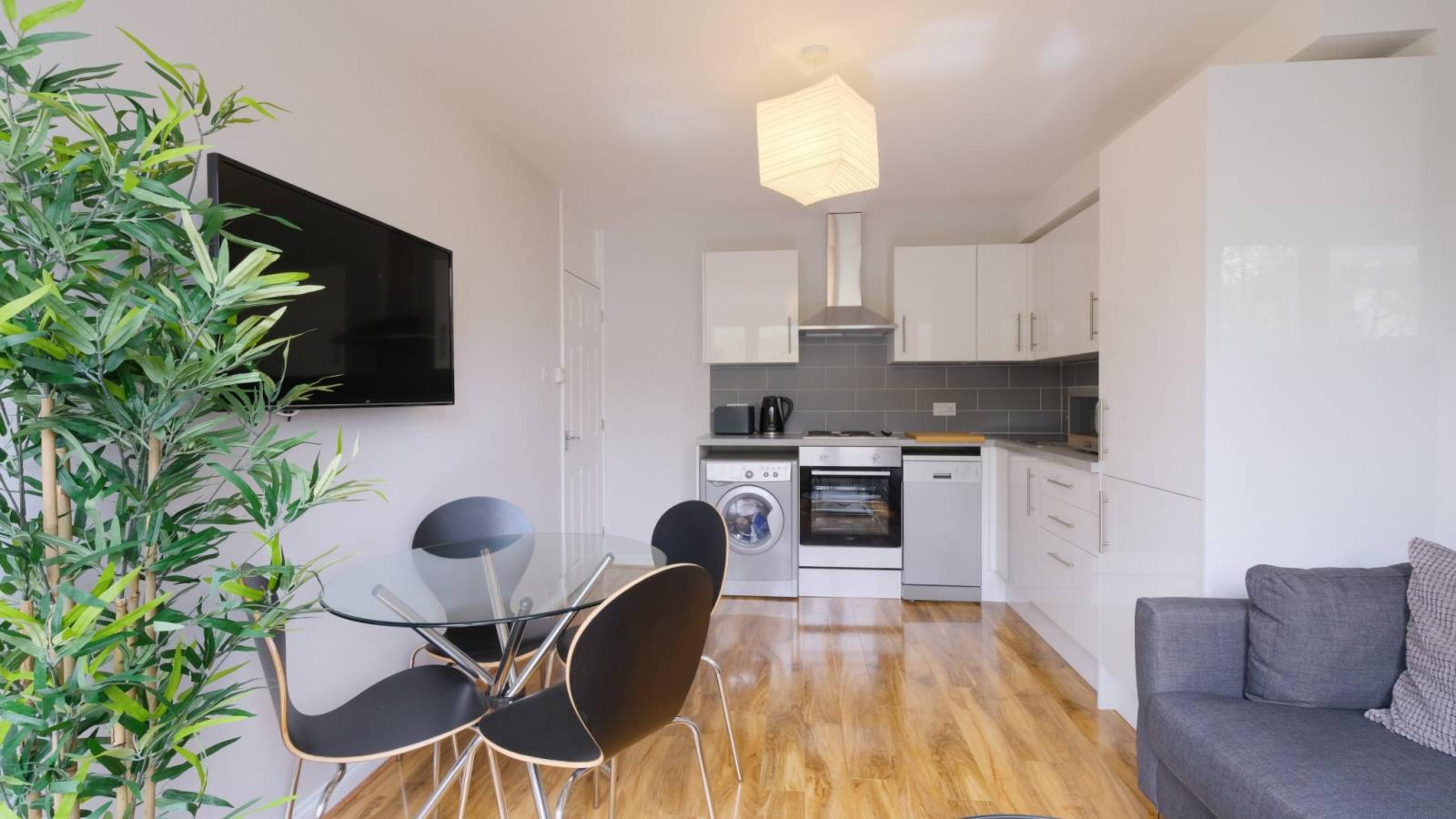 Appealing double bedroom near the Stockwell tube - student accommodation in London - img_5