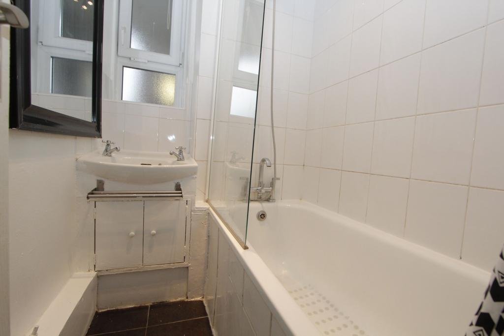 Big double bedroom not far from White City tube station - student accommodation in London - img_5