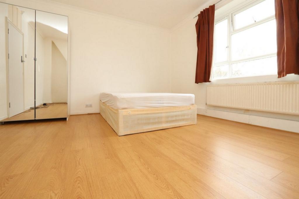 Big double bedroom not far from White City tube station - student accommodation in London - img_1