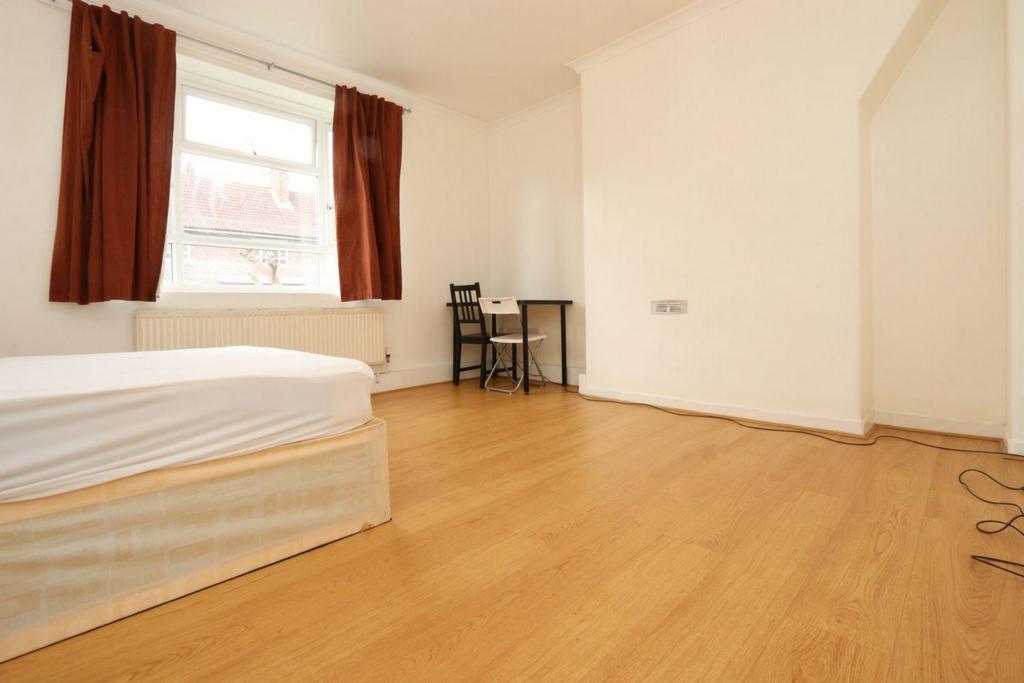 Big double bedroom not far from White City tube station - student accommodation in London - img_4
