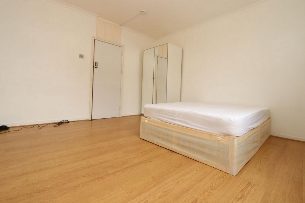 Big double bedroom not far from White City tube station - student accommodation in London - img_2