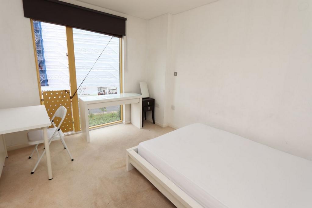 Bright double bedroom close to Westcombe Park train station - student accommodation in London - img_2