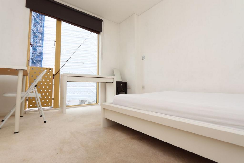 Bright double bedroom close to Westcombe Park train station - student accommodation in London - img_1