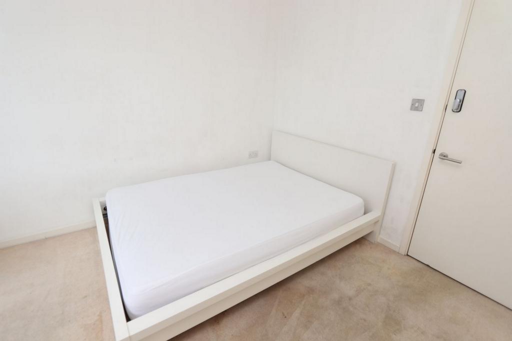 Bright double bedroom close to Westcombe Park train station - student accommodation in London - img_4