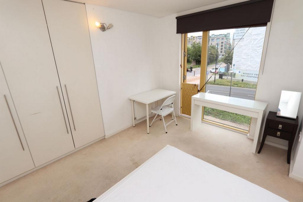Bright double bedroom close to Westcombe Park train station - student accommodation in London - img_6