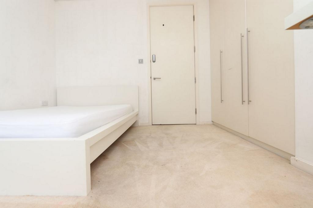Bright double bedroom close to Westcombe Park train station - student accommodation in London - img_5