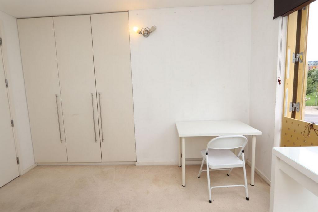 Bright double bedroom close to Westcombe Park train station - student accommodation in London - img_3