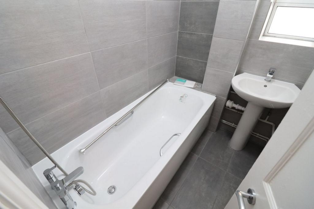 Bright double bedroom close to Wormwood Scrubs - student accommodation in London - img_12