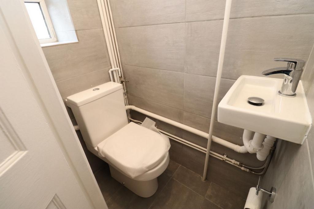 Bright double bedroom close to Wormwood Scrubs - student accommodation in London - img_13