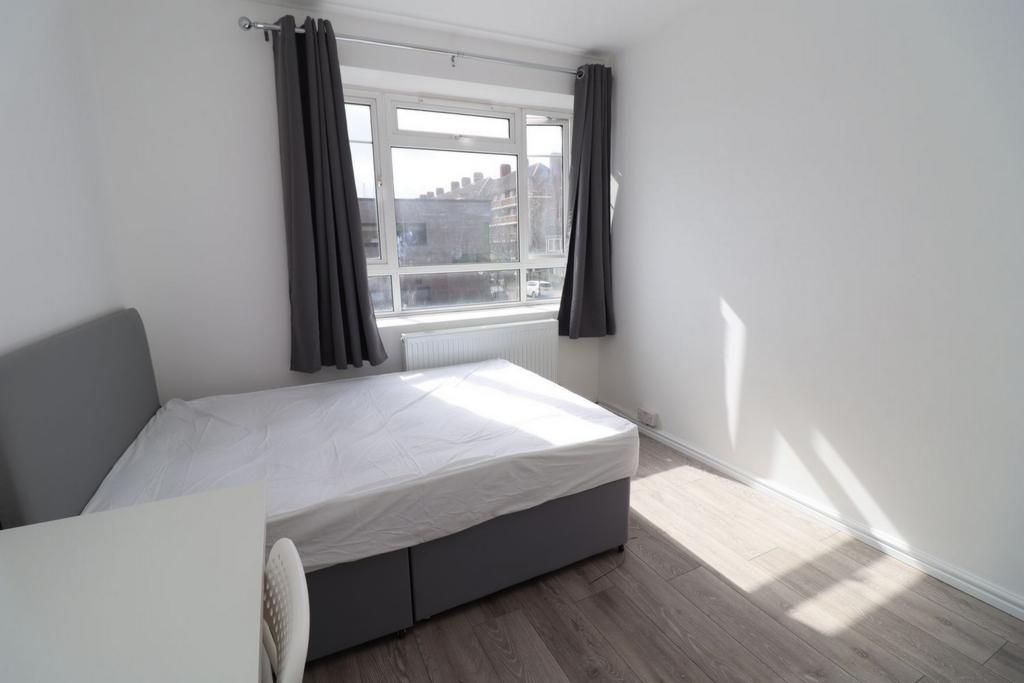 Bright double bedroom close to Wormwood Scrubs - student accommodation in London - img_8