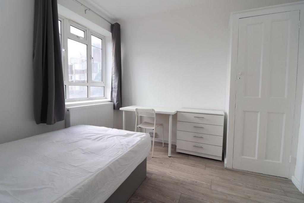 Bright double bedroom close to Wormwood Scrubs - student accommodation in London - img_1