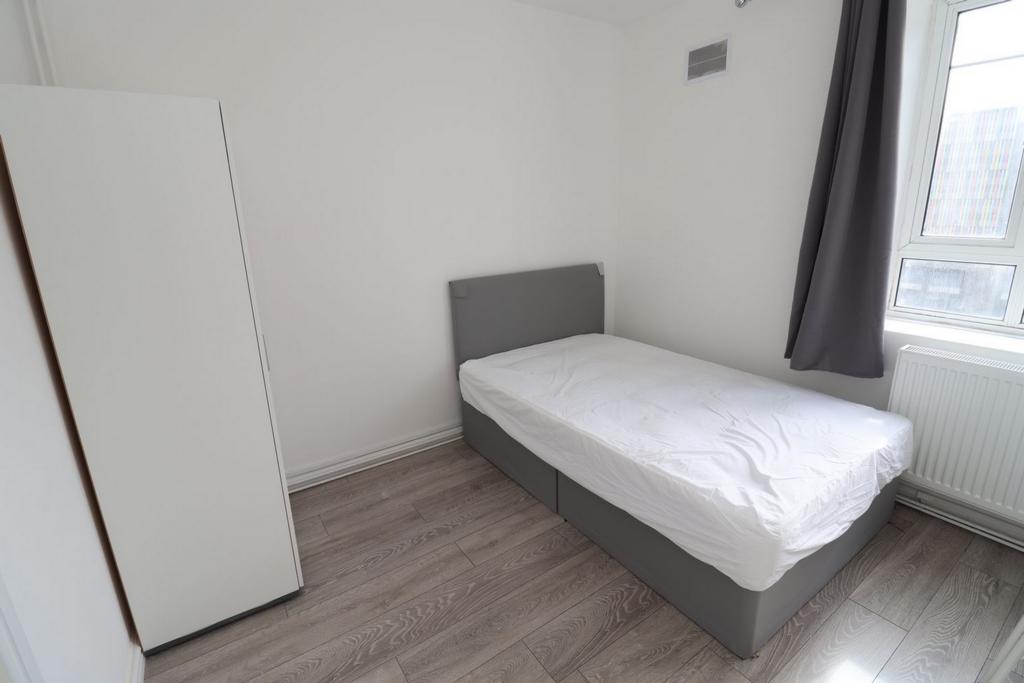 Bright double bedroom close to Wormwood Scrubs - student accommodation in London - img_5
