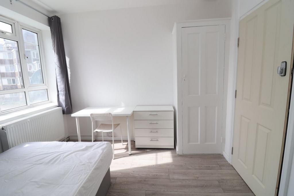 Bright double bedroom close to Wormwood Scrubs - student accommodation in London - img_7